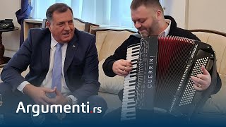 Dodik sa harmonikašem u zgradi Predsjedništva pjevao poznate srpske pjesme [upl. by Assirahc]