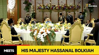 PM Narendra Modi meets His Majesty Hassanal Bolkiah amp family [upl. by Lsil]