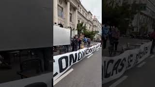 Alumnos y docentes de la Facultad de Economía de la UBA cortaron AvCórdoba para dar clases públicas [upl. by Moyer]