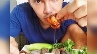 Chumnan  Lets eat raw Cockles with spicy sauce chili  Mukbang Kerang [upl. by Justen861]