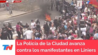 La Policía de la Ciudad avanza contra los manifestantes en Liniers [upl. by Eddra]