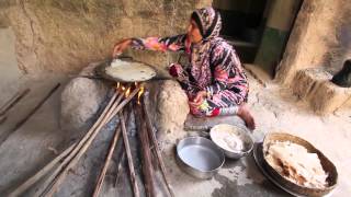 Omani Women Cooking Bait Al Zufair Museum [upl. by Aznofla125]