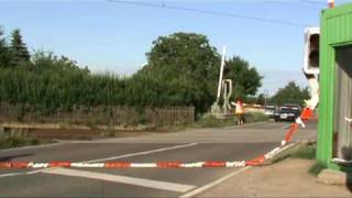 Ersatzweises Sichern eines Bahnübergangs durch Bahnübergangsposten BÜP Oder Bänder ziehen wenn die Schranke nicht geht  so gesehen in Gnadau am 6Juli 2009 [upl. by Leor]