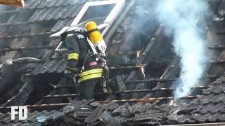 Berliner Feuerwehr  Feuer Dachstuhl  Lichtenrade Bernauer Strasse  09072011 [upl. by Julianna]