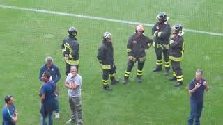 LO STADIO CANTA LINNO DEI POMPIERI E LORO RISPONDONO BELLISSIMO [upl. by Ixel]