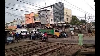 NGERI  TRUK PASIR MOGOK DI TENGAH REL KERETA SERPONG SAAT KERETA MAU MELINTAS [upl. by Xenophon882]