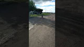 ciro resbala con la bici y la controla familia hijo mama papa abuelo abuela padre madre [upl. by Halstead]