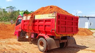 Dump Truk Pengangkut Tanah Toyota Dyna Jomplang Muatan Full Bak Tanah Merah [upl. by Amaral494]