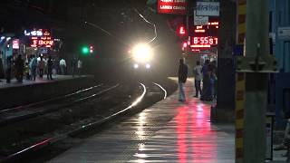 24 Coach Superfast Howrah Mumbai Gitanjali Express Displays Night Aggression at Ghatkopar [upl. by Chellman]