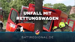 Rettungswagen kracht gegen Baum [upl. by Tracie]