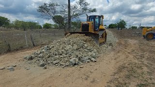 So pedra trator e motoniveladora cat 140k trabalhando estrada rural [upl. by Dorice728]