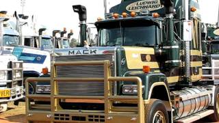 Mack V8 Superliner Bicentennial Mack Muster Gatton 2011 [upl. by Sallie]