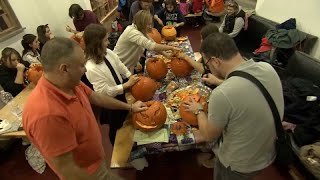 Kürbisse und Feuer Ungarn feiern keltisches HalloweenFest [upl. by Chessy]