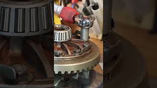 How to rebuild a Land Rover Series Diff in 60 seconds [upl. by Helbona]