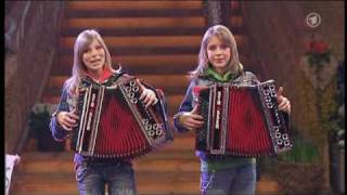 Die Twinnies  Bayernmädels  2 Girls playing steirische harmonika on rollerskates [upl. by Wehhtam]