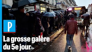 Grève  gares et bus bondés pluie… C’est la galère [upl. by Akerehs]