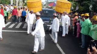 Sultan ternate Menuju Mesjid Sigi Lamo Untuk Sholat Idil Fitrimpg [upl. by Fernande799]