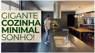 IMPACTADO BANCADA GIGANTE EM COZINHA MINIMAL  DECOR BEM DIFERENTE EM TONS BRANCO PRETO E MADEIRA [upl. by Einnos]