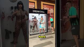 ¡Esta mujer imitaba a un maniquí sin vida [upl. by Alaehcim]