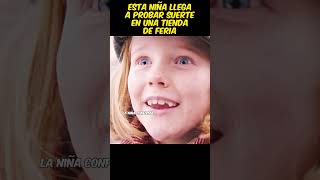 😱Esta niña llega a probar suerte en una tienda de feria viral pelis resumen [upl. by Aggappera]