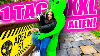 1 TAG in einem XXL AlienKostüm  👽😳 alle Leute schauen uns an  Celina [upl. by Yeldoow286]