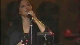 Haris Alexiou  Oles tou kosmou oi Kyriakes live 2002 [upl. by Stanford]