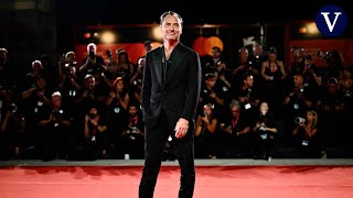 Un espectacular Jude Law desata la locura en la alfombra roja del Festival de Cine de Venecia [upl. by Zhang936]