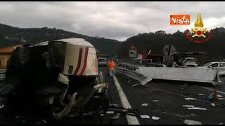 Tir invade la corsia opposta tragico incidente sulla A12 vicino Genova [upl. by Yrannav645]