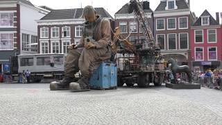 De Reuzen van Royal de Luxe in Leeuwarden [upl. by Suhploda380]