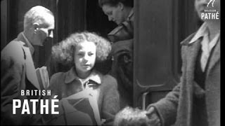 Evacuees Return To London 1945 [upl. by Engamrahc]