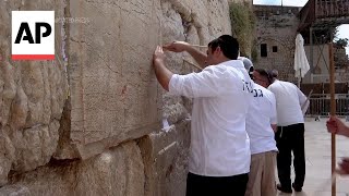 Notes placed in Western Wall in Jerusalem removed ahead of Rosh Hashanah [upl. by Ringsmuth]