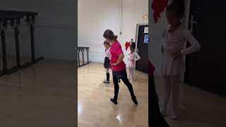 Cours de danse classique enfants I SalsaNueva Kids [upl. by Ravo]