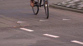 Gemeente Tilburg wil fietsers voorrang geven op rotonde [upl. by Neve779]