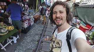 El riesgoso mercado en las vías de tren en Tailandia  MAEKLONG 🇹🇭 [upl. by Ardnael]