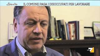 Il comune paga i disoccupati per lavorare [upl. by Rehtul]