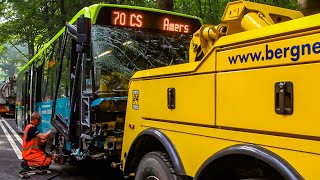 BERGING  Stadsbus afslepen na botsing met auto VDL BERKHOF 🚍 [upl. by Ahsek]