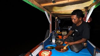 Solo camping and fishing dimalam hari langsung masak dan tidur saat hujan deras [upl. by Skell]