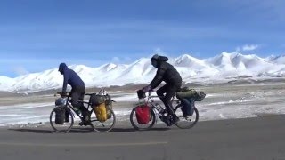 Chine Le Xinjiang a vélo  Désert du Taklamakan et montagnes Tian Shan [upl. by Solnit]