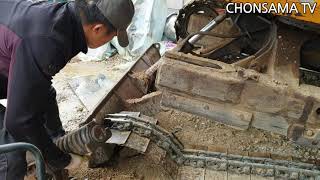 오래된 포크레인 굴착기 수리하기아이들러 교환 Playing with an old excavator repairTrack Idler [upl. by Nnadroj]