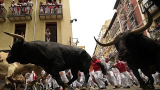 Duas pessoas tiveram de ser hospitalizadas após corrida de touros em Pamplona [upl. by Aicela975]