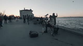 Kadıköy sahilinde gitarıyla Kürtçe şarkılar söyleyen genç müzisyen [upl. by Sand]