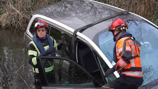 1Castricum Politieauto niet goed op de handrem en rolt de sloot in [upl. by Carrick684]