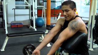 Ejercicio De Biceps Curl De Biceps En El Predicador Banco Scott [upl. by Lynsey]