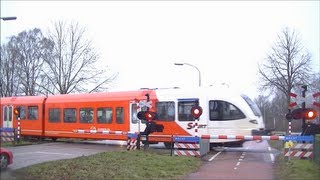 Spoorwegovergang Aalten  Dutch railroad crossing [upl. by Prima143]