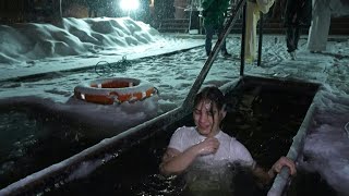 Un baño de agua helada para celebrar la Epifanía ortodoxa en Rusia  AFP [upl. by Mehala]