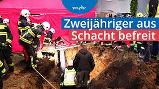 Dramatische Rettungsaktion Kleinkind steckt metertief in Schacht fest  MDR um 4  MDR [upl. by Beera181]