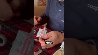 Pajaro Abre Bolsa de Azúcar con su Pico para el Té [upl. by Meeharb]