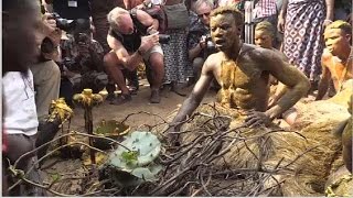 Les descendants desclaves en pèlerinage vaudou au Bénin [upl. by Dion]