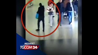 Roma turista accoltellata a Termini il momento dellaggressione [upl. by Aseek]