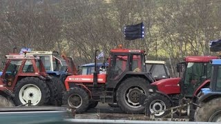 Grèce les paysans opposés aux réformes bloquent les routes [upl. by Annitsirhc185]